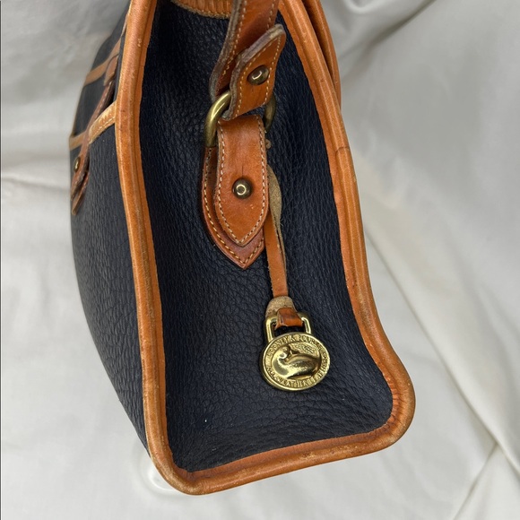 DOONEY & BOURKE VINTAGE R25 MEDIUM ESSEX AWL SHOULDER BAG IN NAVY & TAN - Picture 10 of 16